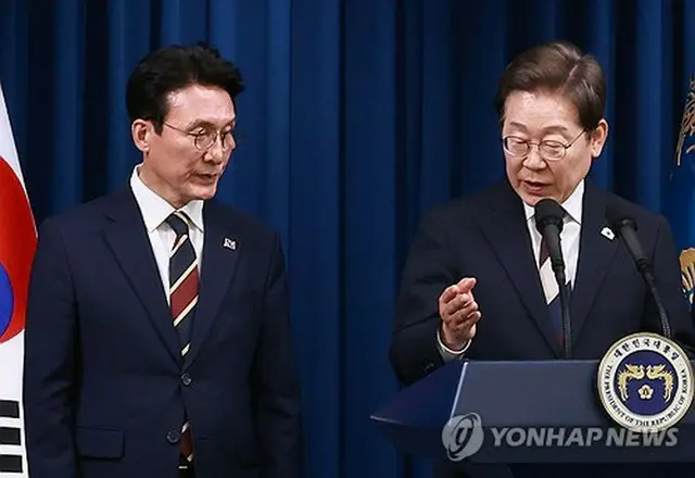 ６月４日に首相候補として金民錫氏（左）を紹介した李大統領＝（聯合ニュース）