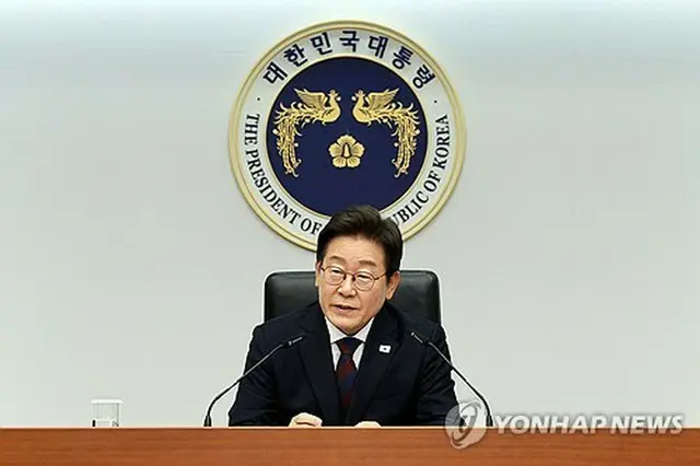 首席補佐官会議で発言する李大統領（大統領室通信写真記者団）＝３日、ソウル（聯合ニュース）