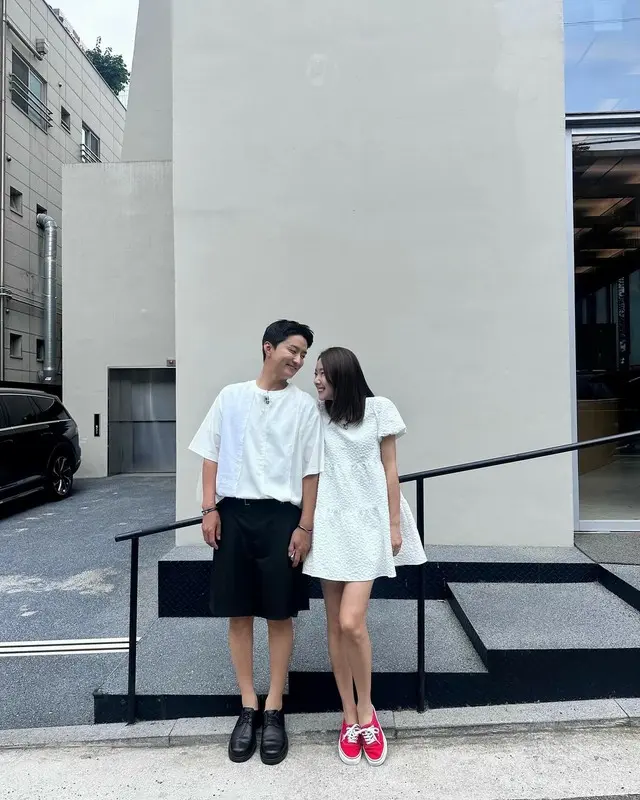 俳優イン・ギョジン＆ソ・イヒョン夫妻、猛暑も邪魔できないツーショット…一目でわかる「おしどり夫婦」
