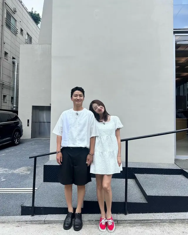 俳優イン・ギョジン＆ソ・イヒョン夫妻、猛暑も邪魔できないツーショット…一目でわかる「おしどり夫婦」