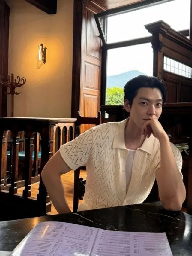 俳優キム・ウビン、前髪アップでセクシー美爆発…長い脚でワイドパンツ姿も完璧