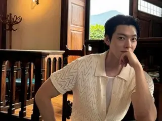 俳優キム・ウビン、前髪アップでセクシー美爆発…長い脚でワイドパンツ姿も完璧