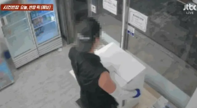 無人店舗で現金の入った自動決済端末機ごと盗んで逃走した男＝韓国