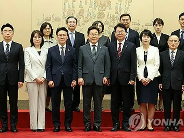 李大統領　新首相ら高官に任命状授与