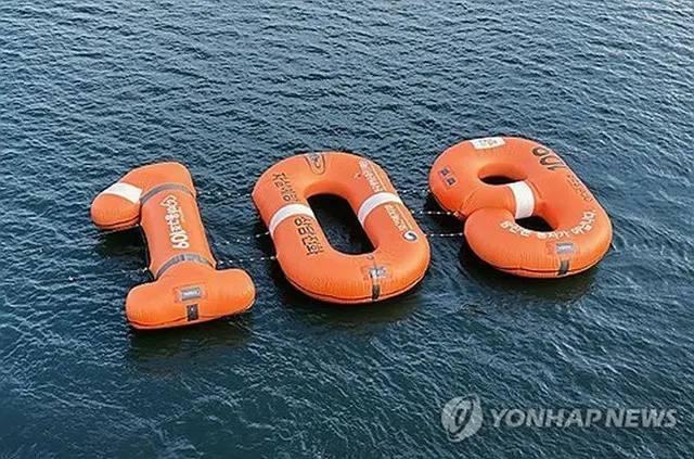 相談ダイヤルの「１０９番」を広報するため１０９の形の救命浮輪を浮かべるイベントが実施された（イ・ジェソク広告研究所提供）＝（聯合ニュース）≪転載・転用禁止≫