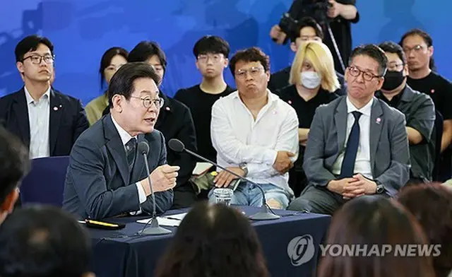 大田市で地元住民らとの懇談会を開いた李大統領＝４日、大田（聯合ニュース）