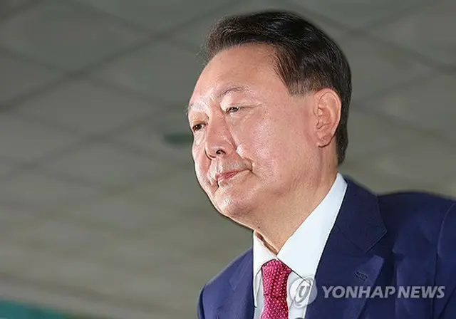 ソウル高検に到着した尹前大統領＝５日、ソウル（聯合ニュース）