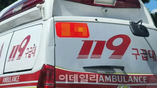 釜山で道路陥没…深さ1.5メートル＝韓国