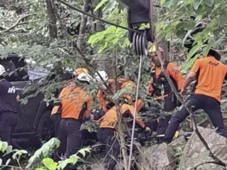 襄陽の国道で乗用車が崖から転落…木に引っかかって九死に一生を得る＝韓国報道