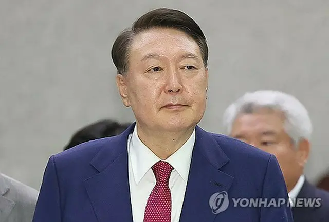 ソウル高検庁舎を後にする尹前大統領＝（聯合ニュース）