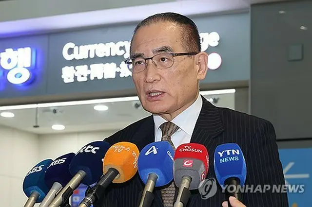 仁川空港で報道陣の質問に応える魏氏＝６日、仁川（聯合ニュース）