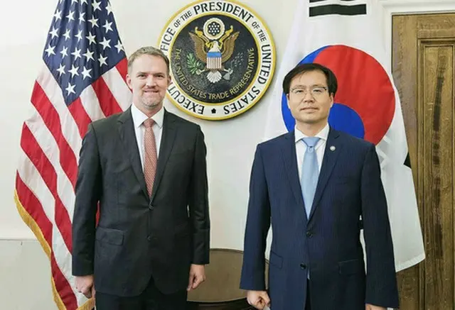 呂翰九氏（右）とグリア氏（産業通商資源部提供）＝（聯合ニュース）≪転載・転用禁止≫
