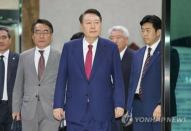 尹前大統領は５日に特別検察官の事務所が設置されたソウル高検に出頭し、事情聴取を受けた＝（聯合ニュース）