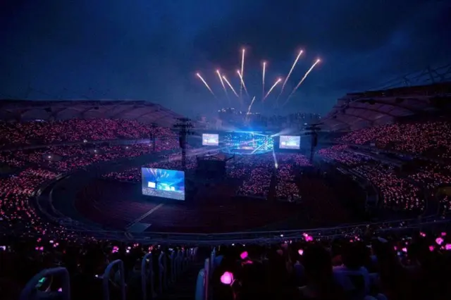 「BLACKPINK」、2年ぶり完全体のスタジアム公演...「スタジアムの夢が叶う」