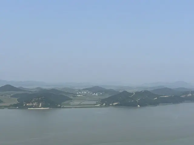 愛妓峰平和生態公園内のスターバックスから見える北朝鮮＝（聯合ニュース）
