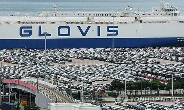 輸出される自動車が並ぶソウル近郊の平沢港（資料写真）＝（聯合ニュース）