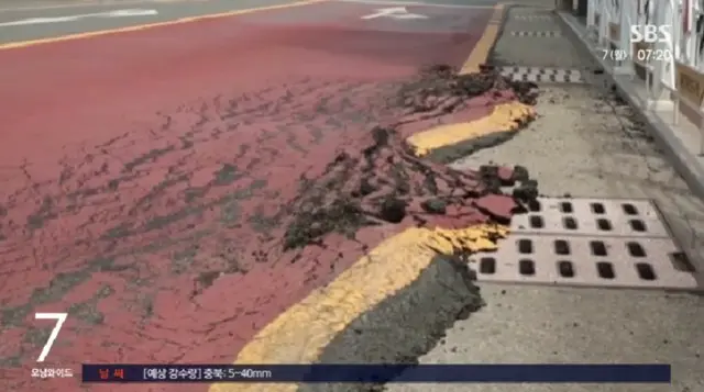 猛暑でアスファルトがアイスクリームのように溶け、下水溝に流れる＝韓国