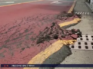 猛暑でアスファルトがアイスクリームのように溶け、下水溝に流れる＝韓国
