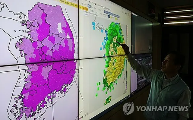 全国に出されている警報や注意報について説明する気象庁の予報官＝（聯合ニュース）