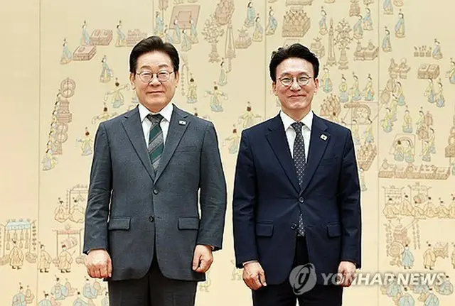 李在明大統領（左）と金民錫首相（資料写真）＝（聯合ニュース）