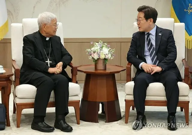 李大統領（右）と兪枢機卿＝７日、ソウル（聯合ニュース）