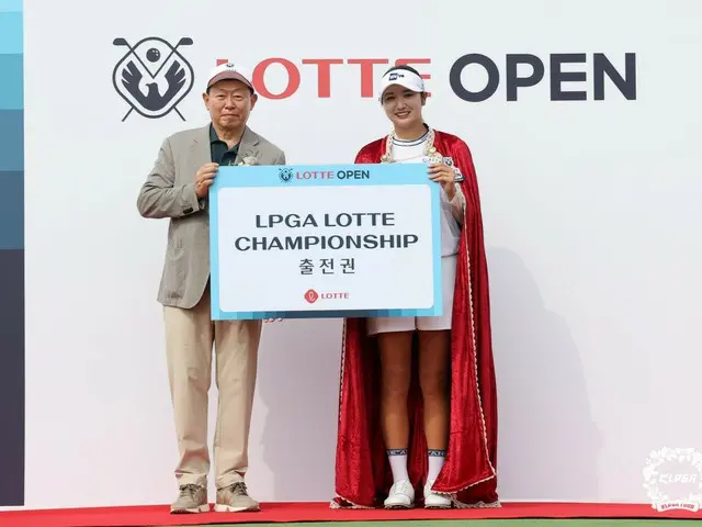 ロッテグループのシン・ドンビン会長からLPGAツアーロッテ選手権の出場権を手渡されたパク・ヘジュン（写真：KLPGA）