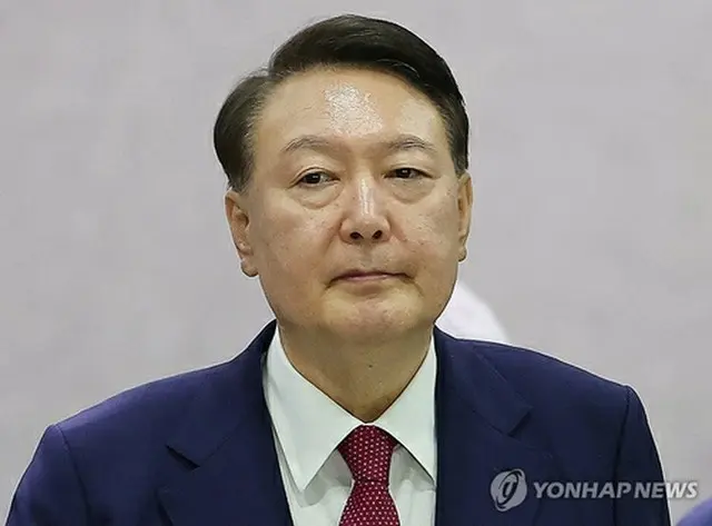 特別検察官による取り調べを終え、ソウル高検庁舎を後にする尹前大統領＝５日、ソウル（聯合ニュース）