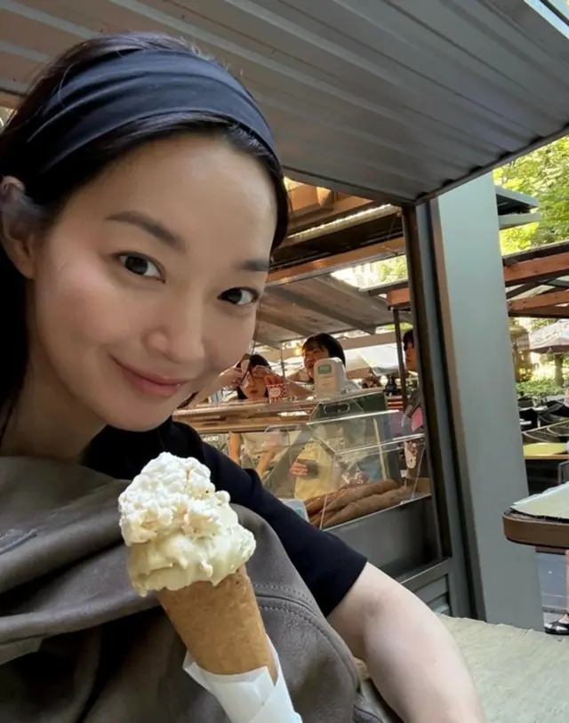 女優シン・ミナ、10代の雑誌モデル時代かと思いきや…「プラハ好きだよ」