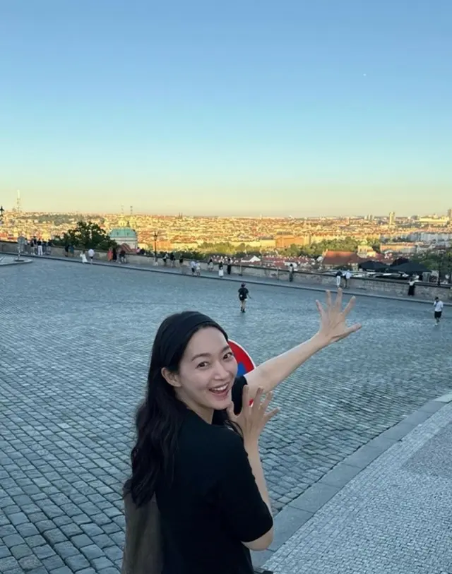 女優シン・ミナ、10代の雑誌モデル時代かと思いきや…「プラハ好きだよ」