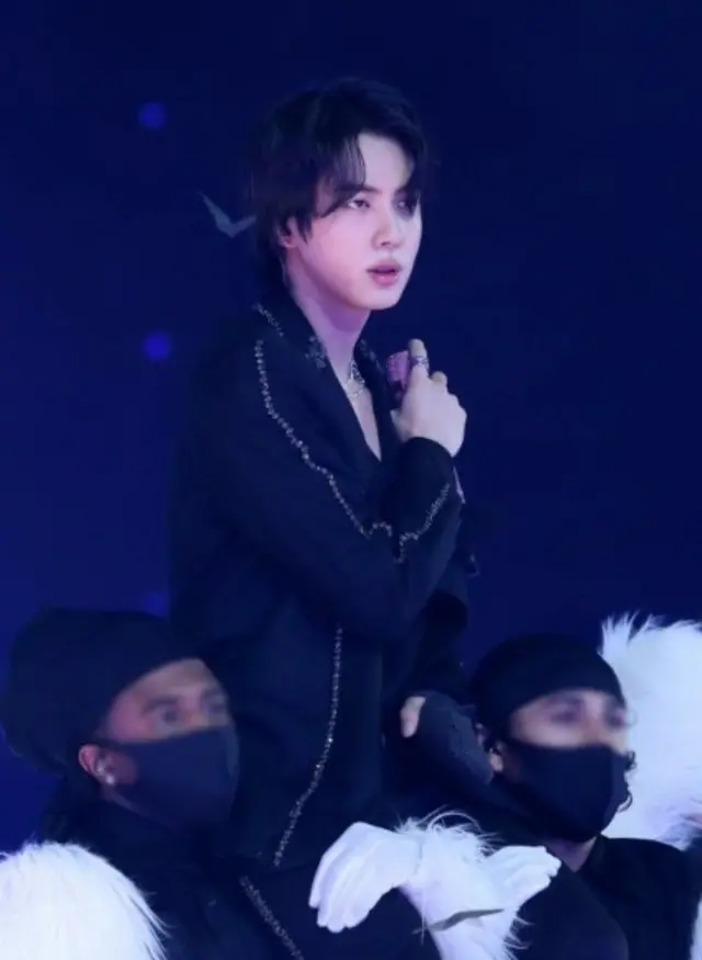 「BTS」JIN、「寄付の妖精」に選定…初のソロツアーも盛況