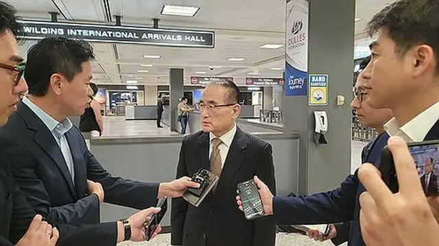 ワシントン近郊のダレス国際空港で記者団の質問に答える魏氏＝６日、ワシントン（聯合ニュース）