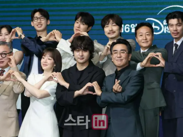 後列左からキム・ミン、イ・サンジン、チョン・ユンホ（東方神起）、イ・ドンフィ、キム・ジョンス、キム・ソンオ、前列左からキム・ウィソン、イム・スジョン、ヤン・セジョン、リュ・スンリョン