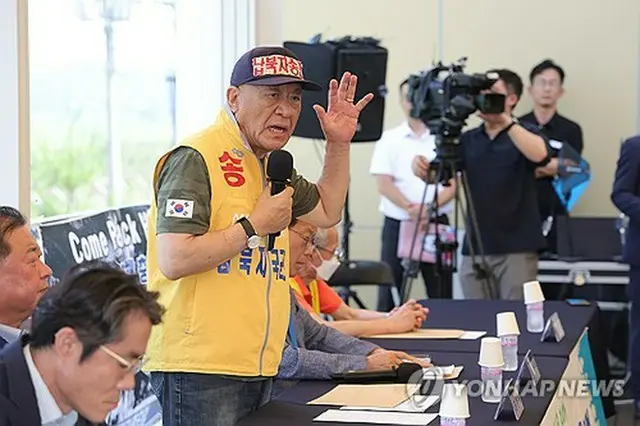 会見を行う拉北者家族会の崔成龍（チェ・ソンリョン）代表＝８日、坡州（聯合ニュース）