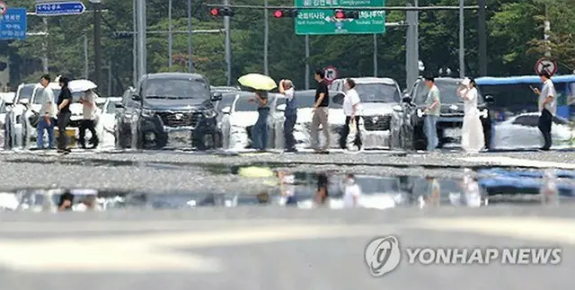 韓国各地で７月上旬の過去最高気温を更新した８日、ソウル市内では「かげろう」現象がみられた＝８日、ソウル（聯合ニュース）