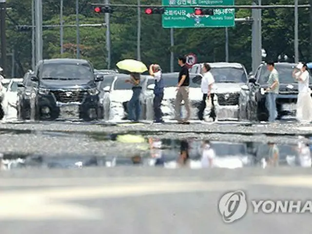 韓国各地で７月上旬の過去最高気温を更新した８日、ソウル市内では「かげろう」現象がみられた＝８日、ソウル（聯合ニュース）