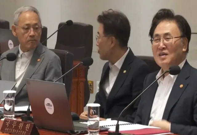 大統領が入室すると急いでネクタイを外す…「ドレスコードはなし？」＝韓国