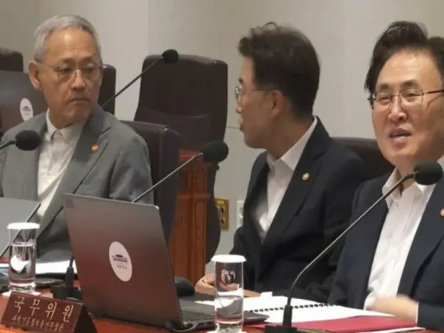 大統領が入室すると急いでネクタイを外す…「ドレスコードはなし？」＝韓国