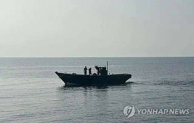 ９日、東海上で北朝鮮側に向かう船舶。船舶には北朝鮮住民６人が乗った（統一部提供）＝（聯合ニュース）≪転載・転用禁止≫
