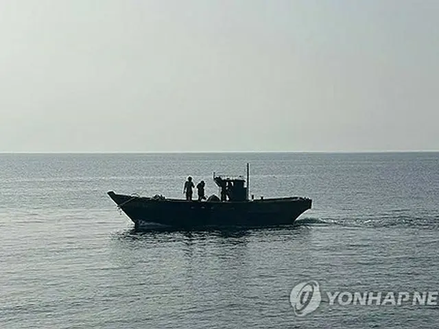 ９日、東海上で北朝鮮側に向かう船舶。船舶には北朝鮮住民６人が乗った（統一部提供）＝（聯合ニュース）≪転載・転用禁止≫