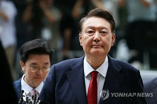 逮捕状を出すかどうかの令状審査に出席するため、ソウル中央地裁に入る尹前大統領＝９日、ソウル（聯合ニュース）