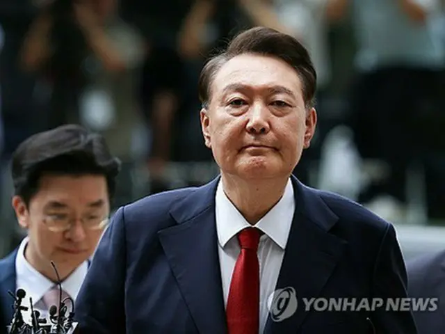 逮捕状を出すかどうかの令状審査に出席するため、ソウル中央地裁に入る尹前大統領＝９日、ソウル（聯合ニュース）