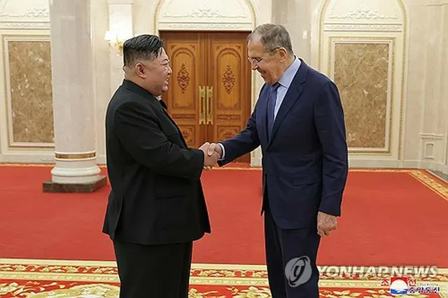 ２０２３年１０月１９日、北朝鮮を訪問したロシアのラブロフ外相（右）と握手を交わす北朝鮮の金正恩氏＝（朝鮮中央通信＝聯合ニュース）≪転載・転用禁止≫