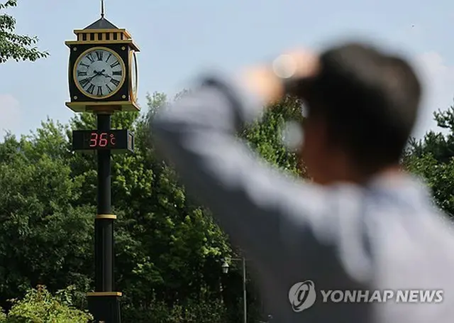 ３６度を示すソウル市内の公園に設置された温度計＝９日、ソウル（聯合ニュース）