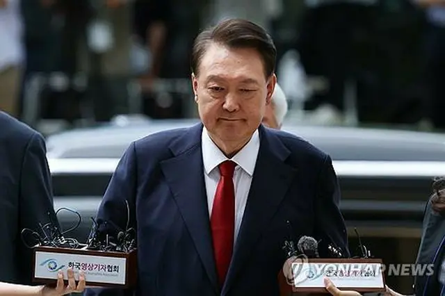 令状審査に出席するため、ソウル中央地裁に入る尹前大統領＝９日、ソウル（聯合ニュース）