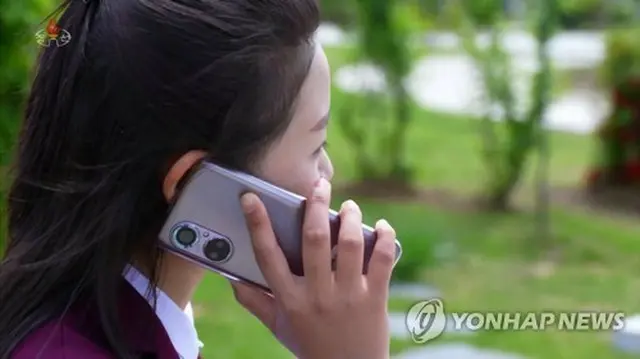 北朝鮮の朝鮮中央テレビが２０２３年に公開したスマートフォン「三台星８」で通話する北朝鮮住民（朝鮮中央テレビより）＝（聯合ニュース）≪転載・転用禁止≫