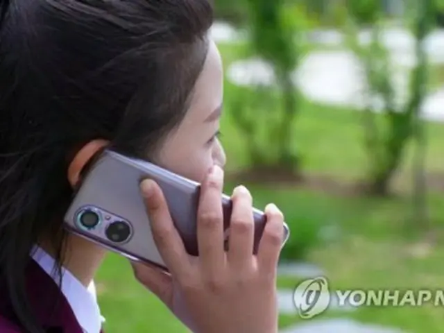 北朝鮮の朝鮮中央テレビが２０２３年に公開したスマートフォン「三台星８」で通話する北朝鮮住民（朝鮮中央テレビより）＝（聯合ニュース）≪転載・転用禁止≫