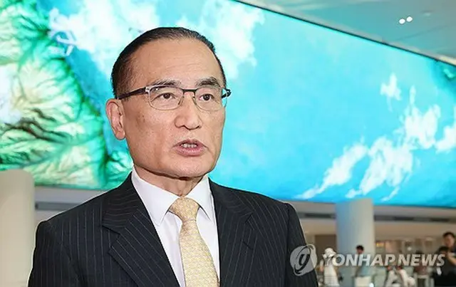 仁川空港で取材に応じる魏聖洛氏＝９日、仁川（聯合ニュース）