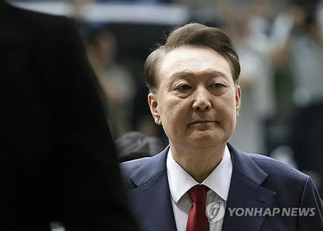 逮捕状発付の可否を決める令状審査に出席するため、ソウル中央地裁に入る尹前大統領＝９日、ソウル（聯合ニュース）