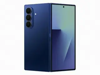 サムスンが新型の折り畳みスマホ公開　「フォールド」より薄く・軽量に
