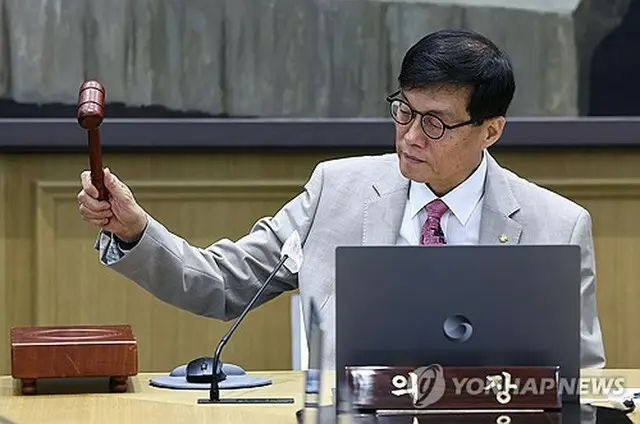 金融通貨委員会を主宰する韓銀の李昌鏞（イ・チャンヨン）総裁（写真共同取材団）＝１０日、ソウル（聯合ニュース）